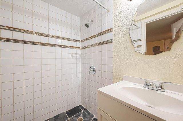 5009 N Main Street, Houston, TX 77009