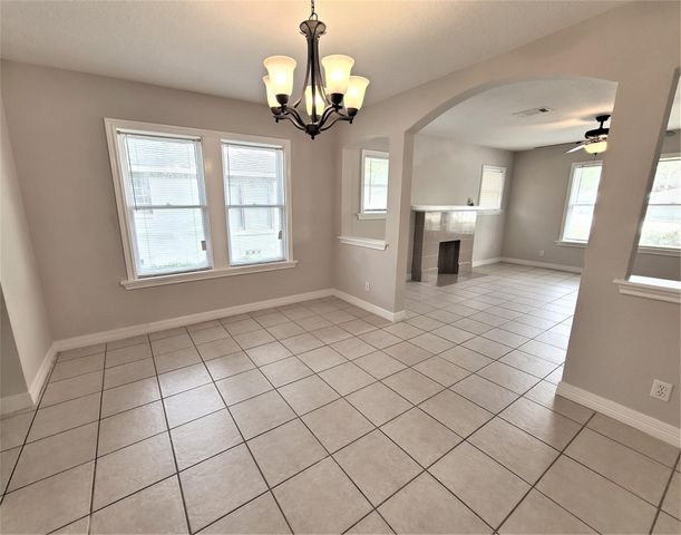 5009 N Main Street, Houston, TX 77009