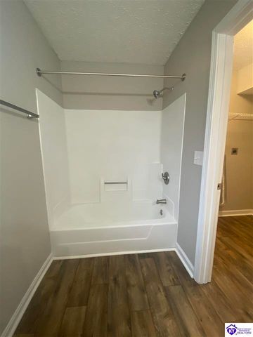 1393 Kingswood Way, Radcliff, KY 40160