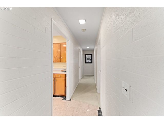 91247 N WILLAMETTE St, Eugene, OR 97408