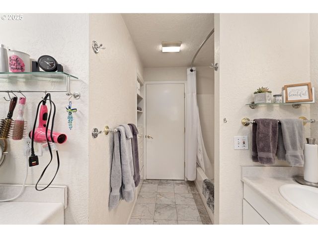 91247 N WILLAMETTE St, Eugene, OR 97408