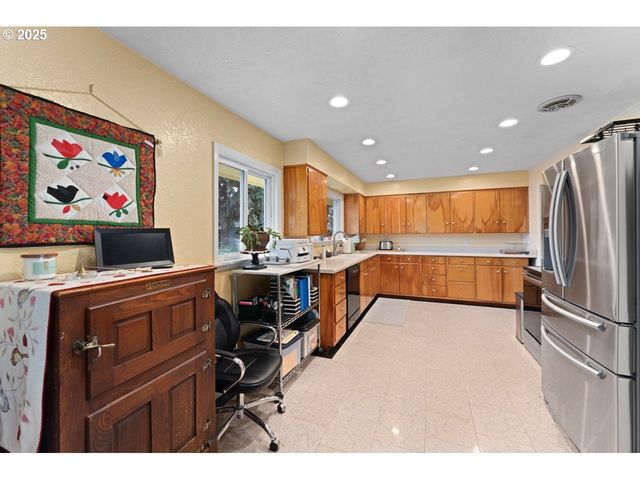 91247 N WILLAMETTE St, Eugene, OR 97408