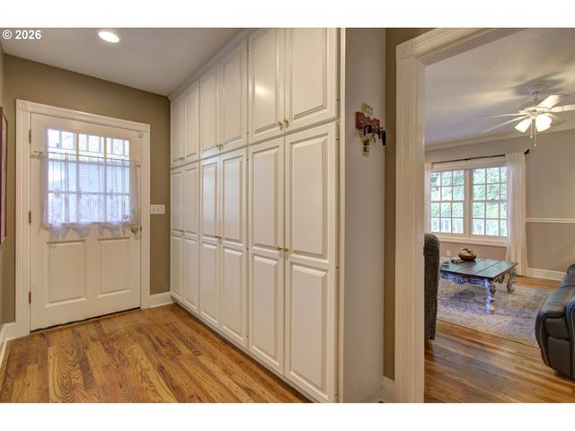 18410 S GREENVIEW Dr, Oregon City, OR 97045