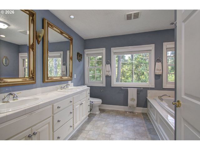 18410 S GREENVIEW Dr, Oregon City, OR 97045