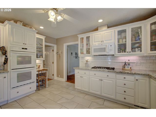 18410 S GREENVIEW Dr, Oregon City, OR 97045