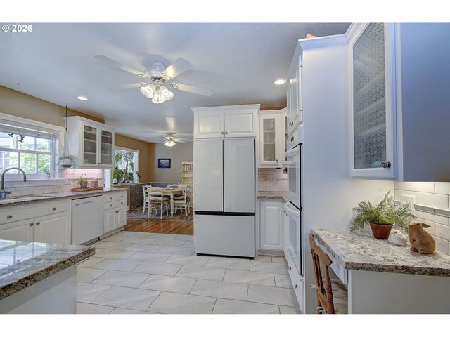 18410 S GREENVIEW Dr, Oregon City, OR 97045