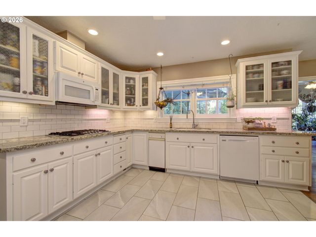 18410 S GREENVIEW Dr, Oregon City, OR 97045