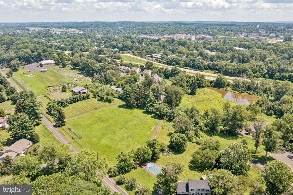 925 E SANDY RIDGE RD, Doylestown, PA 18901