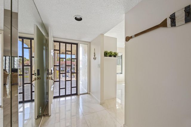 5659 Fairway Park Drive 203, Boynton Beach, FL 33437