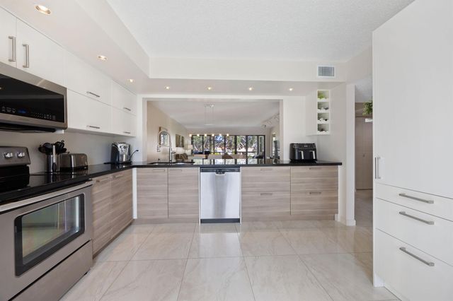 5659 Fairway Park Drive 203, Boynton Beach, FL 33437