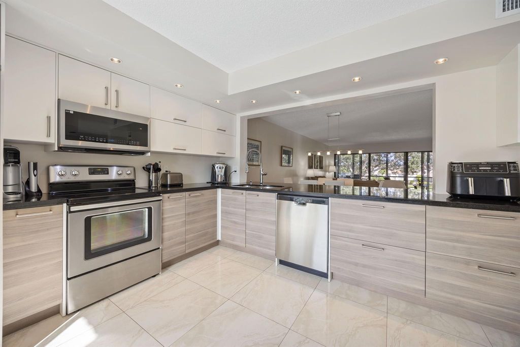 5659 Fairway Park Drive 203, Boynton Beach, FL 33437