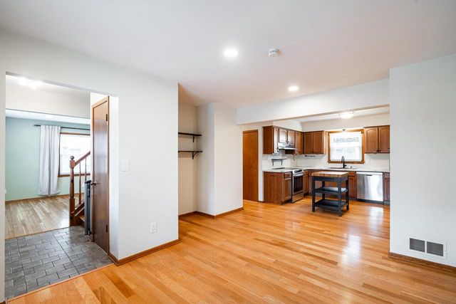 132 W Juniper DRIVE, Grafton, WI 53024