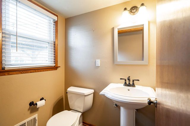 132 W Juniper DRIVE, Grafton, WI 53024