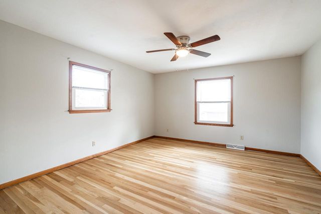 132 W Juniper DRIVE, Grafton, WI 53024