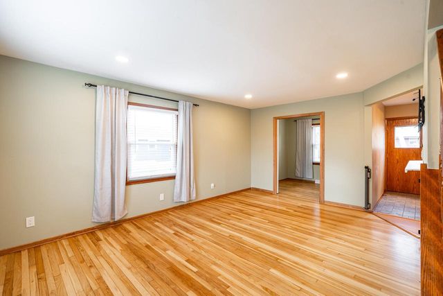 132 W Juniper DRIVE, Grafton, WI 53024