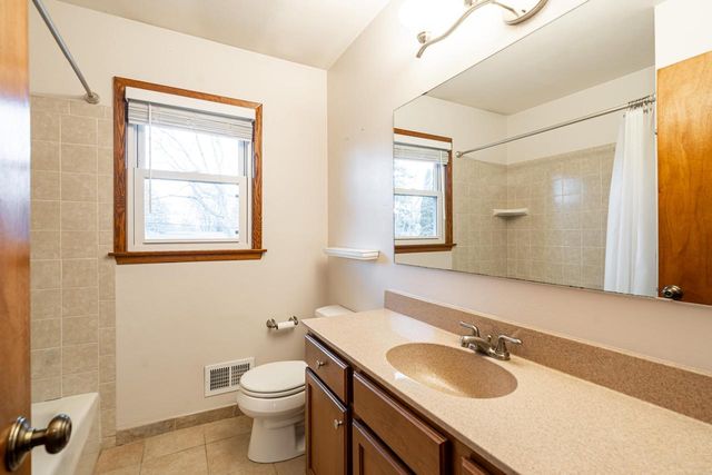 132 W Juniper DRIVE, Grafton, WI 53024