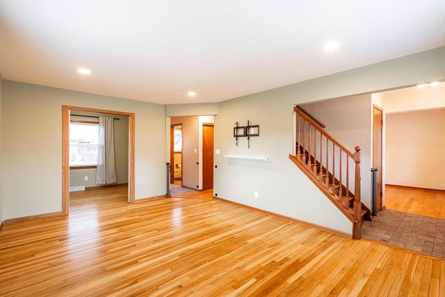 132 W Juniper DRIVE, Grafton, WI 53024