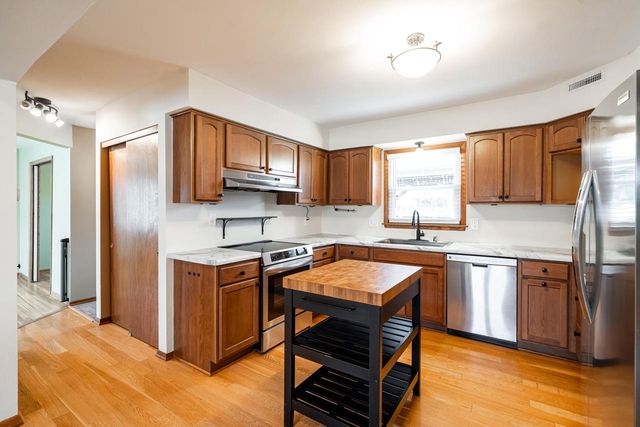 132 W Juniper DRIVE, Grafton, WI 53024