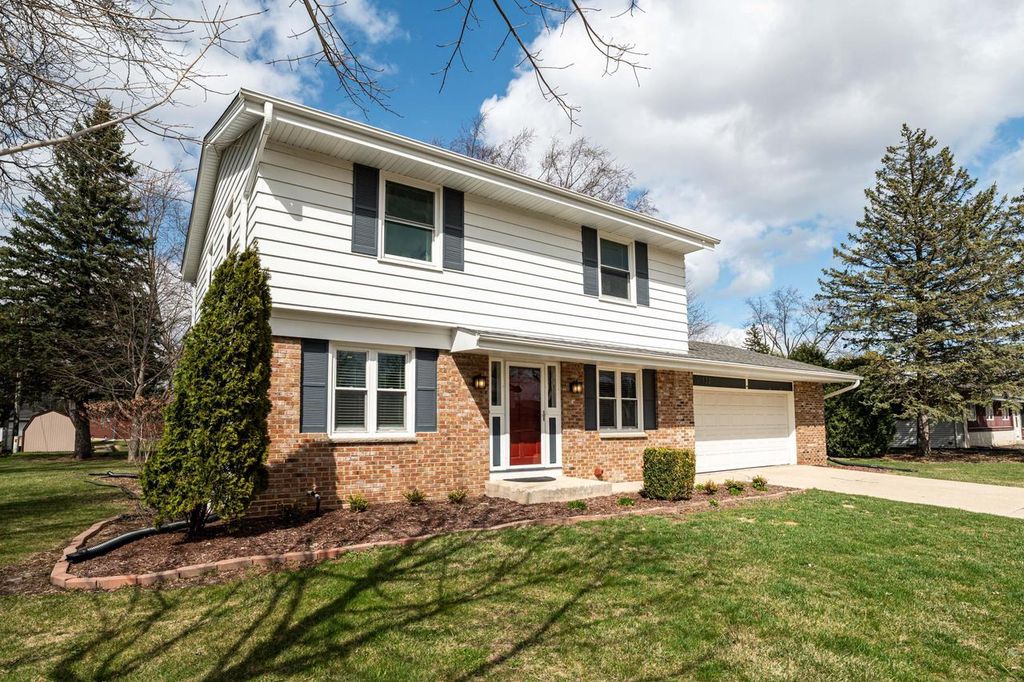 132 W Juniper DRIVE, Grafton, WI 53024