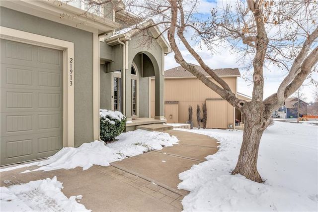 21913 W 95th Terrace, Lenexa, KS 66220