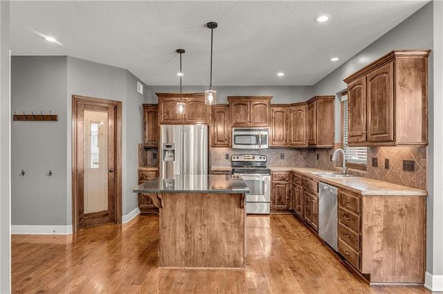 21913 W 95th Terrace, Lenexa, KS 66220