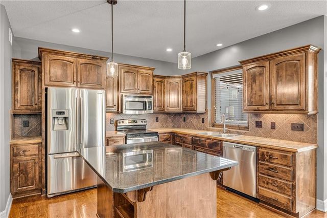 21913 W 95th Terrace, Lenexa, KS 66220