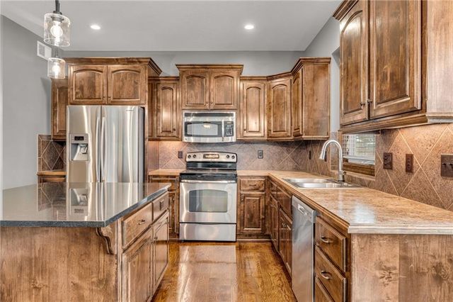 21913 W 95th Terrace, Lenexa, KS 66220