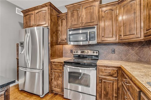 21913 W 95th Terrace, Lenexa, KS 66220