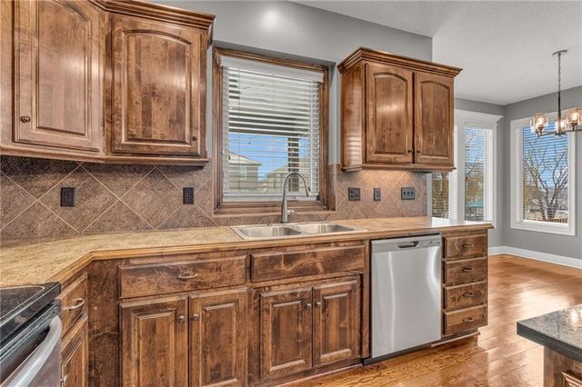 21913 W 95th Terrace, Lenexa, KS 66220