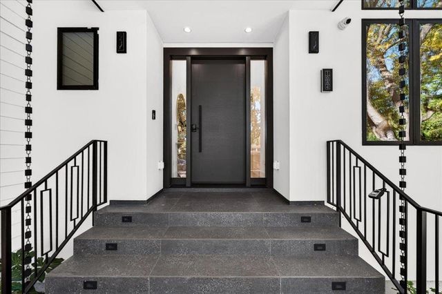 1084 Moffett Circle, Palo Alto, CA 94303