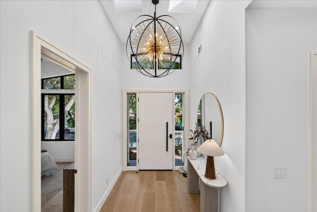 1084 Moffett Circle, Palo Alto, CA 94303