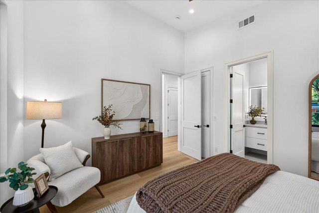1084 Moffett Circle, Palo Alto, CA 94303