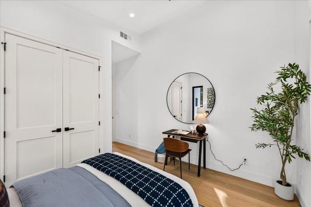 1084 Moffett Circle, Palo Alto, CA 94303