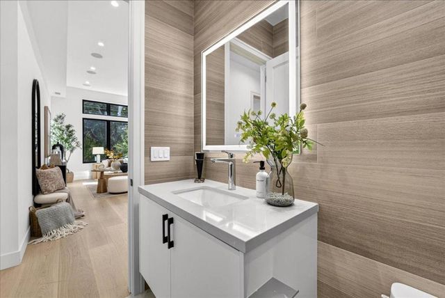 1084 Moffett Circle, Palo Alto, CA 94303