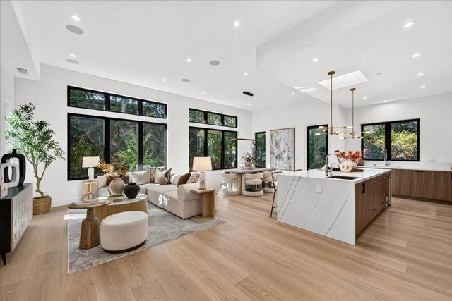 1084 Moffett Circle, Palo Alto, CA 94303