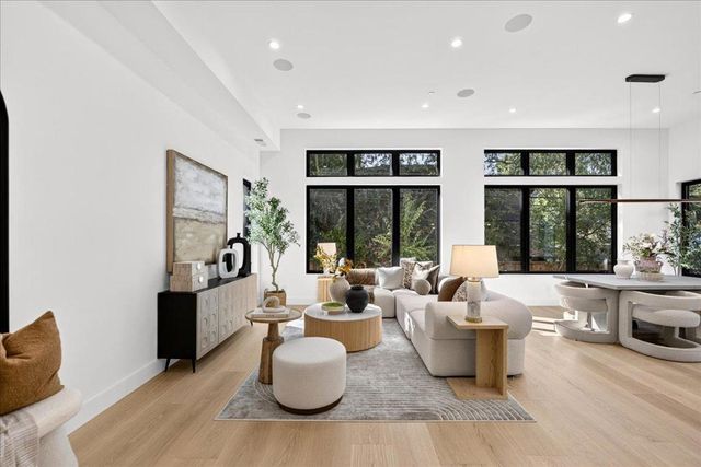 1084 Moffett Circle, Palo Alto, CA 94303