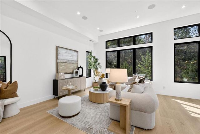 1084 Moffett Circle, Palo Alto, CA 94303