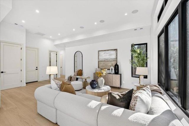 1084 Moffett Circle, Palo Alto, CA 94303