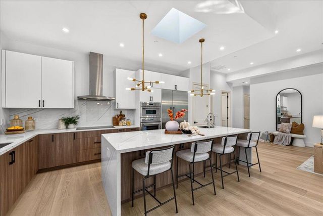 1084 Moffett Circle, Palo Alto, CA 94303