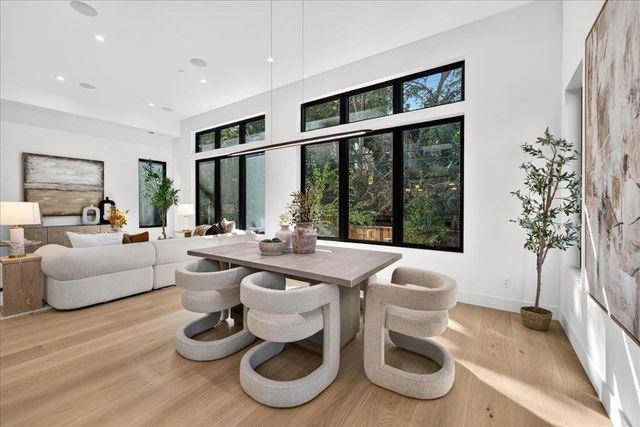 1084 Moffett Circle, Palo Alto, CA 94303