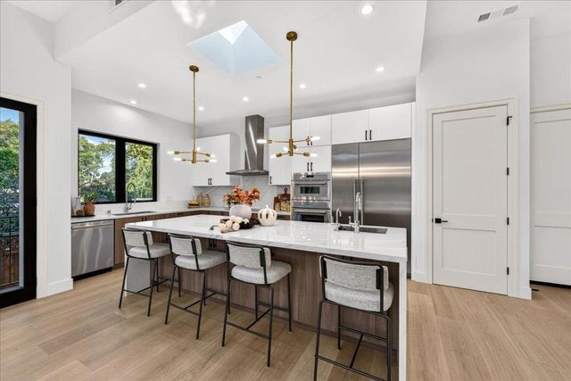 1084 Moffett Circle, Palo Alto, CA 94303