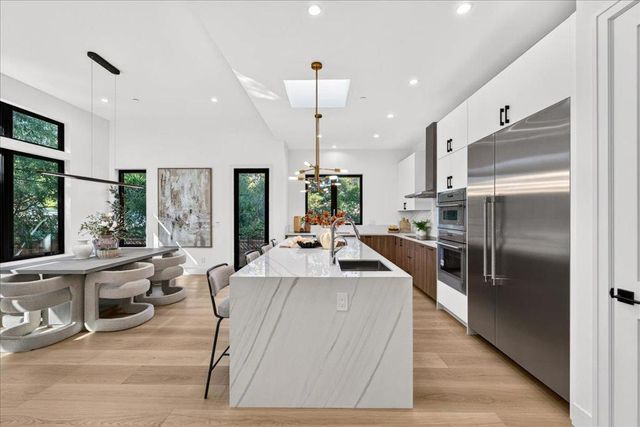 1084 Moffett Circle, Palo Alto, CA 94303