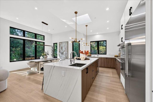 1084 Moffett Circle, Palo Alto, CA 94303
