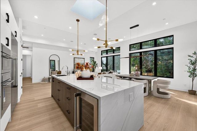 1084 Moffett Circle, Palo Alto, CA 94303