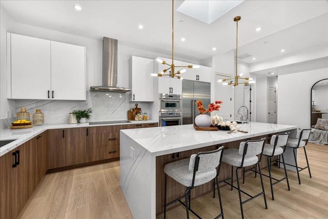 1084 Moffett Circle, Palo Alto, CA 94303