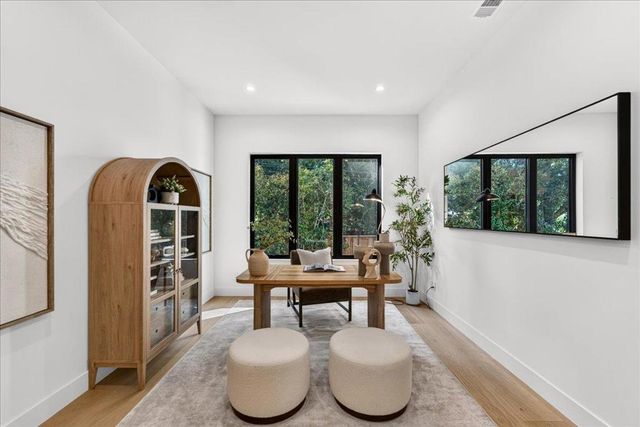 1084 Moffett Circle, Palo Alto, CA 94303
