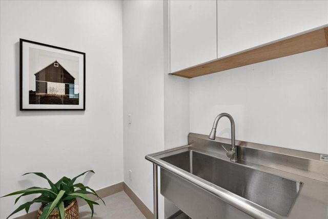 1084 Moffett Circle, Palo Alto, CA 94303