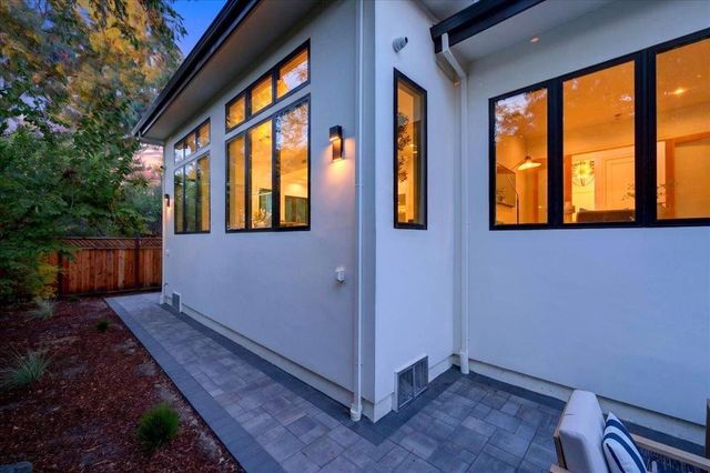 1084 Moffett Circle, Palo Alto, CA 94303