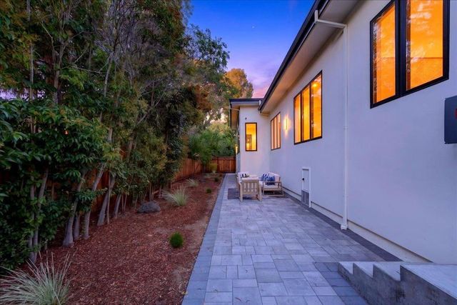 1084 Moffett Circle, Palo Alto, CA 94303