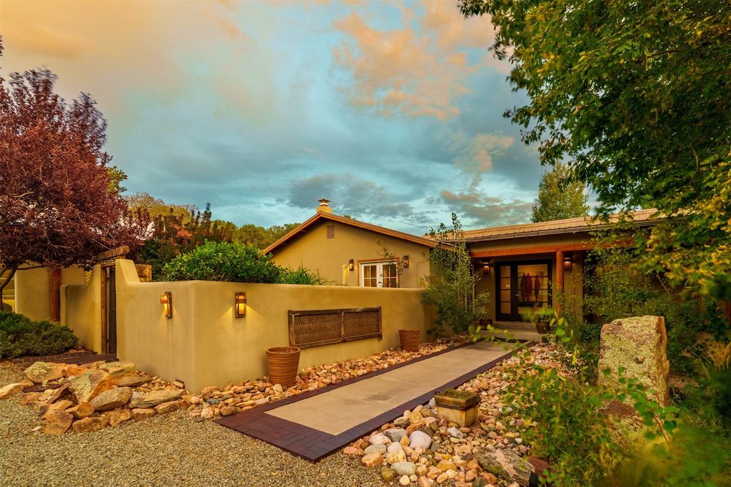 10 Sabina Lane, Santa Fe, NM 87508
